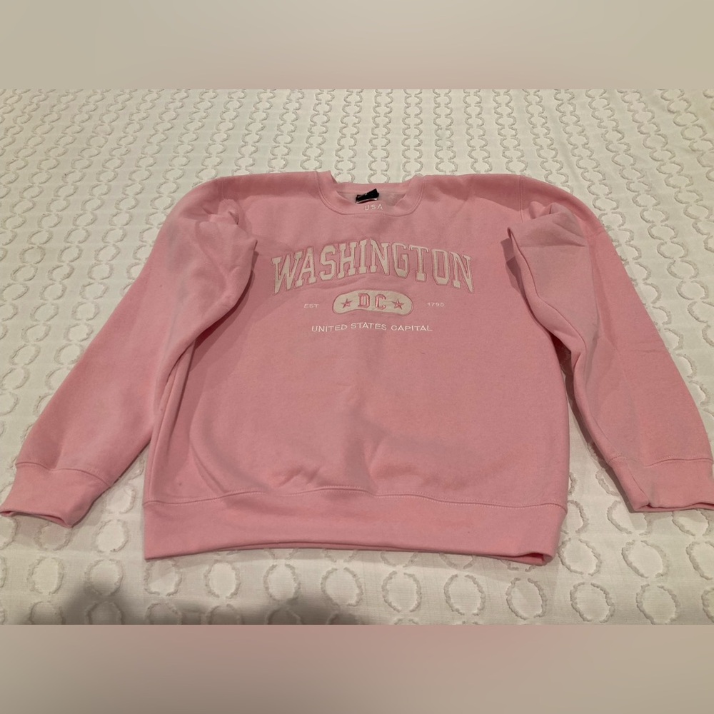 Women Washington D.C. United States capitol crewneck sweatshirt pink white logo